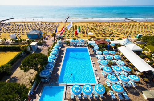 Bazén v ubytování Hotel Monaco & Quisisana nebo v jeho okolí