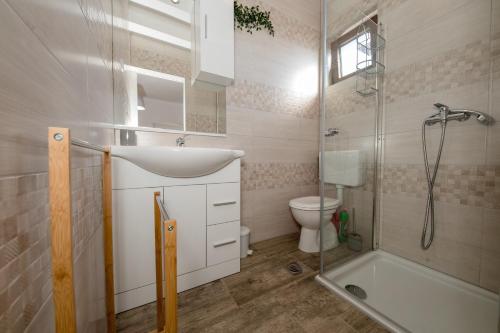 A bathroom at Apartments Tartuga