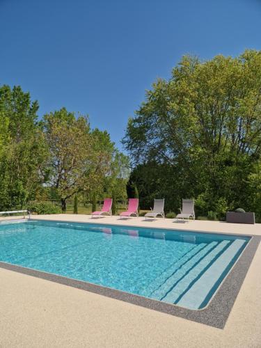 een zwembad met ligstoelen bij Maison/gîte-6 km de Tours in La Membrolle-sur-Choisille
