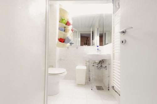 uma casa de banho branca com um WC e um lavatório em Sweet Sissi em Ljubljana