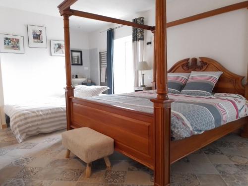 A bed or beds in a room at Le Domaine de la plume