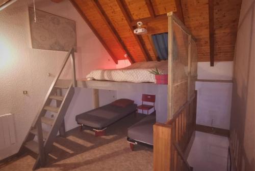 Habitación pequeña con litera y escalera en CHEZ INES - Un lieu de vie en Arbois 2 à 14 personnes, en Arbois