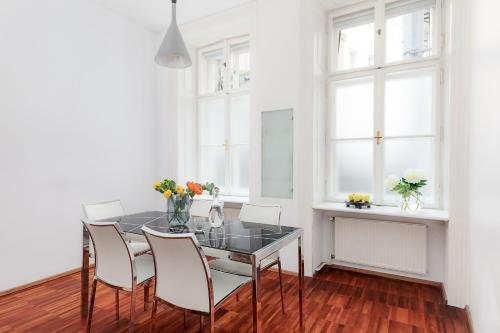 a room with a table, chairs, and a window at VISIONAPARTMENTS Marc-Aurel-Strasse - contactless check-in in Vienna