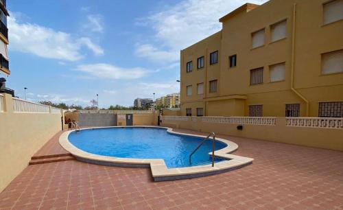 ein Pool auf dem Dach eines Gebäudes in der Unterkunft ED. MISTRAL VIDABER in Oropesa del Mar