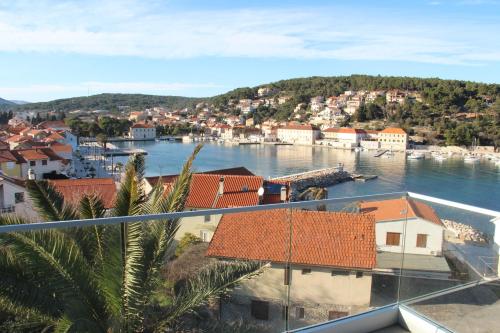 Blick auf die Stadt und einen Wasserkörper in der Unterkunft Apartments Mara in Jelsa
