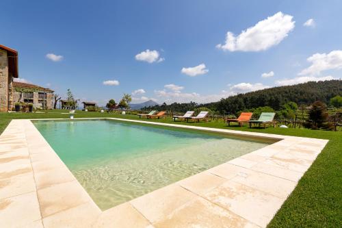 una piscina en medio de un patio en Casas Casal de Nino en Celorico de Basto