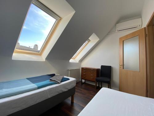 Posteľ alebo postele v izbe v ubytovaní 2 bedroom 107 m2 loft with balcony