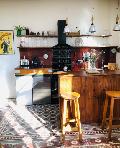 une cuisine avec un comptoir et deux tabourets dans l'établissement Charmante maison de pêcheurs plein centre à 5min du port, à Fécamp