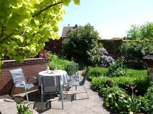 a table and chairs sitting in a garden at Ferienwohnung "Herrmi" Objekt ID 12050-5 in Waren