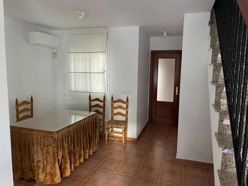 a kitchen with a table and chairs in a room at Alojamiento EL BUTAKA in Cala