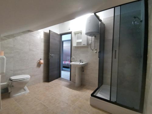 y baño con ducha, aseo y lavamanos. en Apartment Porat 2 en Ugljan