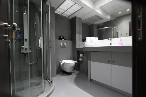 Kúpeľňa v ubytovaní Aiolos Apartments Suites Ermou 64 Monastiraki Plaka 2nd Floor