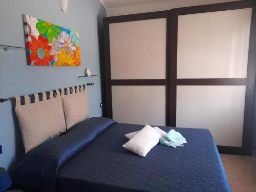 ein Schlafzimmer mit einem blauen Bett mit zwei Kissen in der Unterkunft La_casa_di_ Willy in Canai