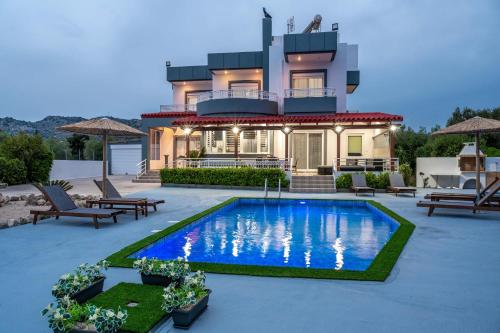 een huis met een zwembad voor een huis bij Villa Di Georgia in Afantou