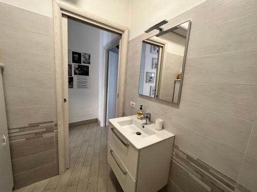 a bathroom with a sink and a mirror at CA.FOSCARI in Milan
