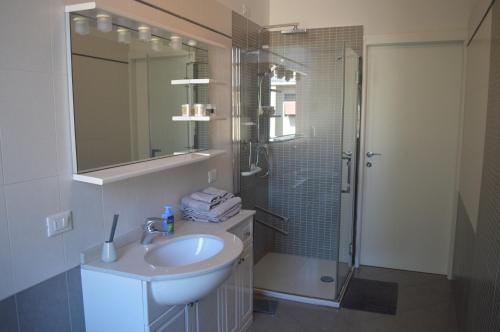 La salle de bains est pourvue d'un lavabo et d'une douche. dans l'établissement Casa Tua, à Scanzorosciate
