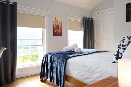 A bed or beds in a room at Seymour Townhouse by Serviced Living Liverpool