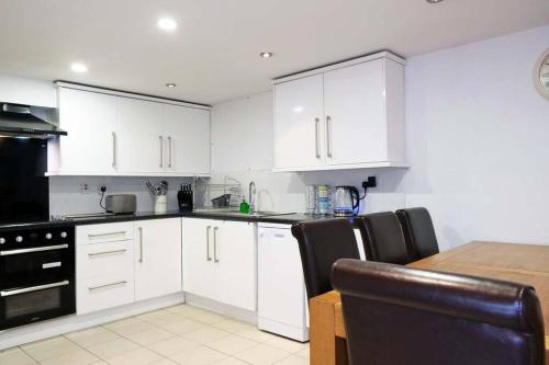 A kitchen or kitchenette at Seymour Townhouse by Serviced Living Liverpool