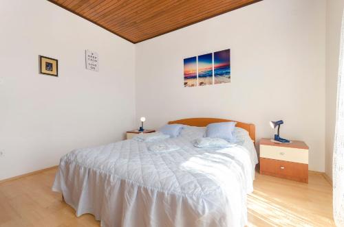Apartment and Rooms Ema