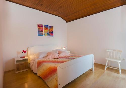 Apartment and Rooms Ema