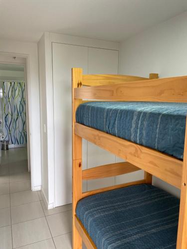 מיטה או מיטות קומותיים בחדר ב-Nuevo departamento algarrobo
