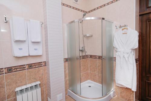 a shower with a glass door in a bathroom at HUMSON BULOQ SANATORIUM in Khumson