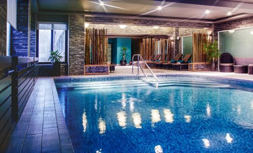 una piscina en una habitación de hotel con piscina en AX The Victoria Hotel, en Sliema
