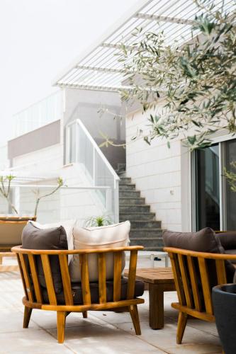 a patio with two chairs and a table at Spa Eilat Mountain Lodge in Eilat