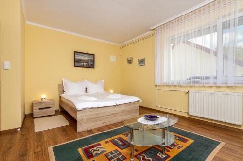 1 dormitorio con cama y ventana grande en Ági apartman Cserszegtomaj, en Cserszegtomaj