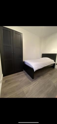 Кровать или кровати в номере Modern 2 bed apartment & free parking