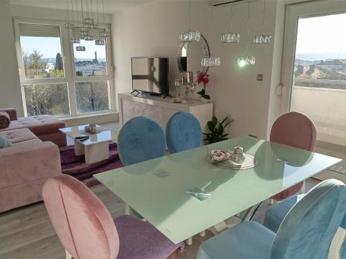 een woonkamer met een tafel en stoelen bij Downtown luxury apartment Emili in Split