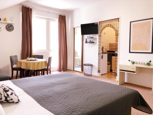 赫維茲的住宿－Villa AURA，一间卧室配有一张床铺和一张桌子,另一间卧室配有一张桌子。