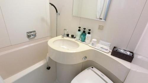 Baño pequeño con lavabo y aseo en Honjo Grand Hotel Vacation STAY 35741, en Yurihonjo
