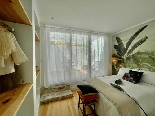 une chambre avec un lit et une fenêtre dans une pièce dans l'établissement Casa da Lapa, à Lisbonne
