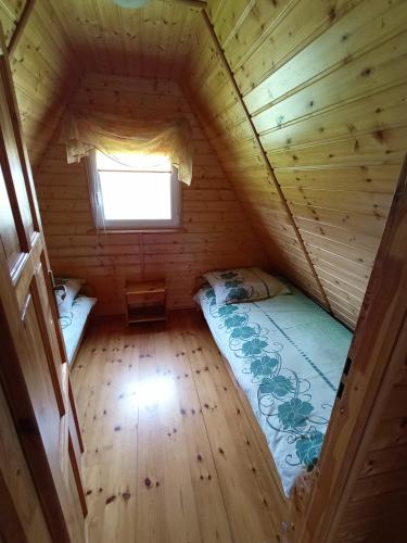 an overhead view of a bedroom in a log cabin at Domki Noclegowe 693-664-683 in Solina