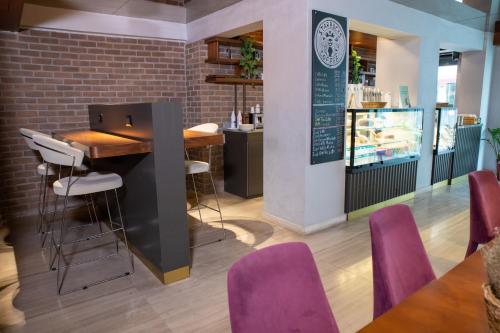 Ramada by Wyndham Istanbul Grand Bazaarにあるラウンジまたはバー