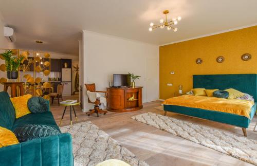 Königin Apartman في بيتْش: غرفة نوم مع سرير وغرفة معيشة