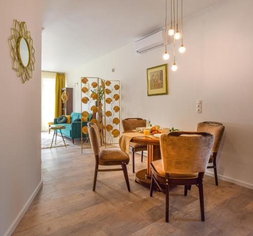 ein Esszimmer mit einem Tisch und Stühlen in der Unterkunft Königin Apartman in Pécs