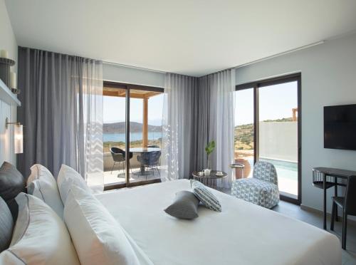 Ένα ή περισσότερα κρεβάτια σε δωμάτιο στο Cayo Exclusive Resort & Spa