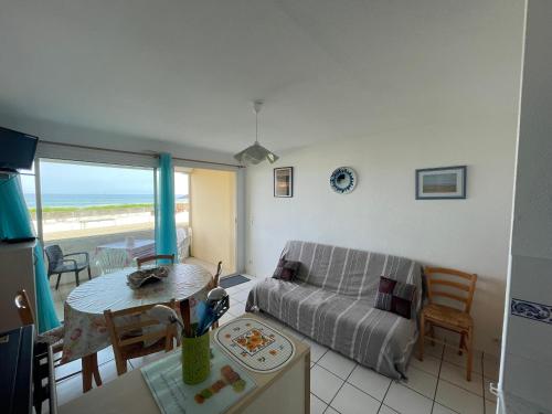 un salon avec un canapé et une table dans l'établissement Le Bruit Des Vagues, à Mimizan