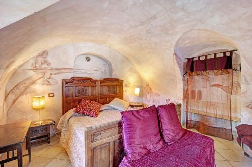 a bedroom with a bed and a couch in it at Villa La Casa di Giacomo in Pigna