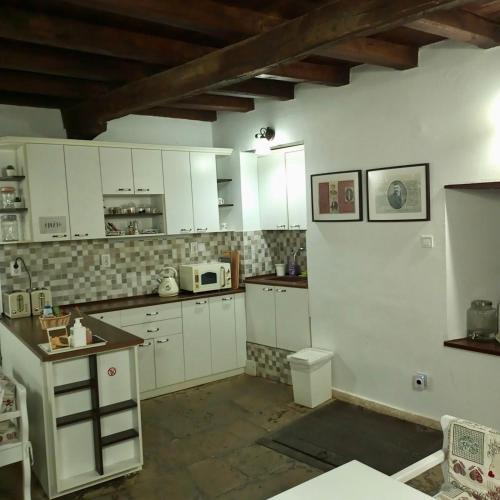Η κουζίνα ή μικρή κουζίνα στο HiStory INN Unique Guest House