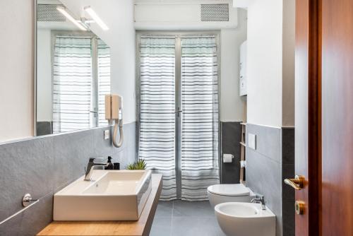 Ett badrum på Modern & Central Apartment La Spezia