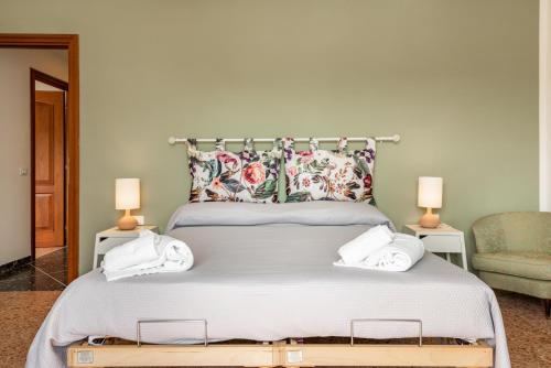 Säng eller sängar i ett rum på Modern & Central Apartment La Spezia