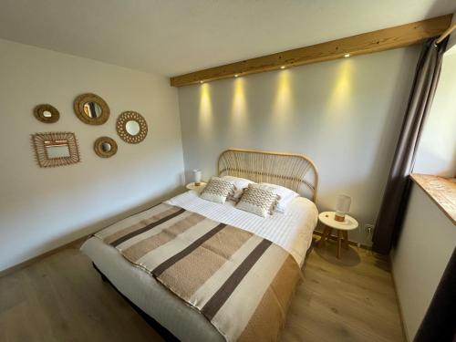 une chambre avec un lit et deux tables de chevet dans l'établissement Appartement de montagne au Chalet de Snow, à Xonrupt-Longemer