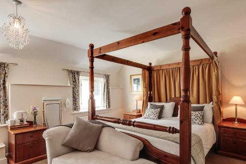 チャードにあるThe Lordleaze Hotel And Restaurantの四柱式ベッドとソファのある寝室