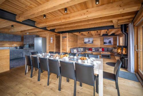 Um restaurante ou outro lugar para comer em Madame Vacances Chalet Woodpecker