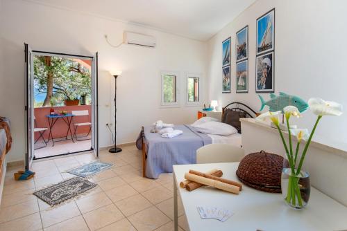 Postel nebo postele na pokoji v ubytování Margarita Apartments Paxos - Studio Kam