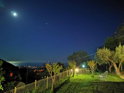 einen Garten in der Nacht mit einem Zaun und Bäumen in der Unterkunft Casa Tommasini in Capaccio-Paestum