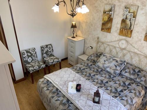 Tempat tidur dalam kamar di Casa turística ''Los chaleco'' en Lumbreras con terraza privada.